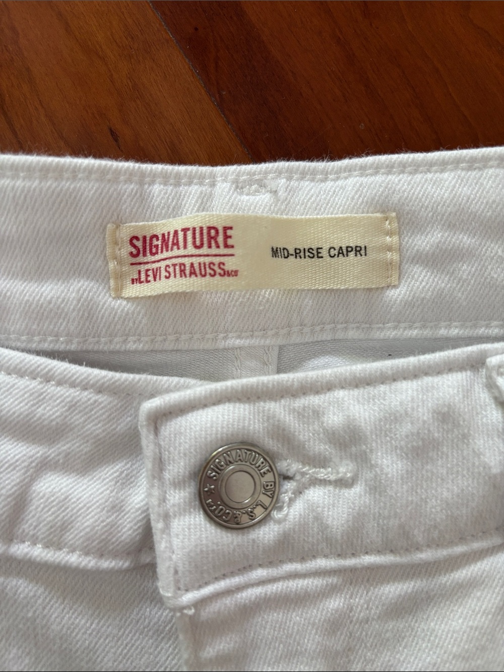 White Capri Levi Jeans with Cuffed Hem - Women - Picture 3 of 5